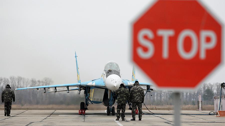 На украинском аэродроме автомобиль врезался в МиГ-29<br />
