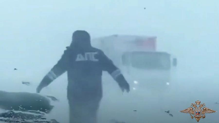 Спасших людей в снежную бурю под Оренбургом госавтоинспекторов наградят<br />

