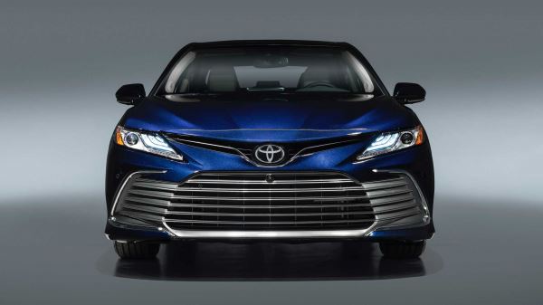 Toyota начала прием заказов на обновленный седан Toyota Camry в РФ