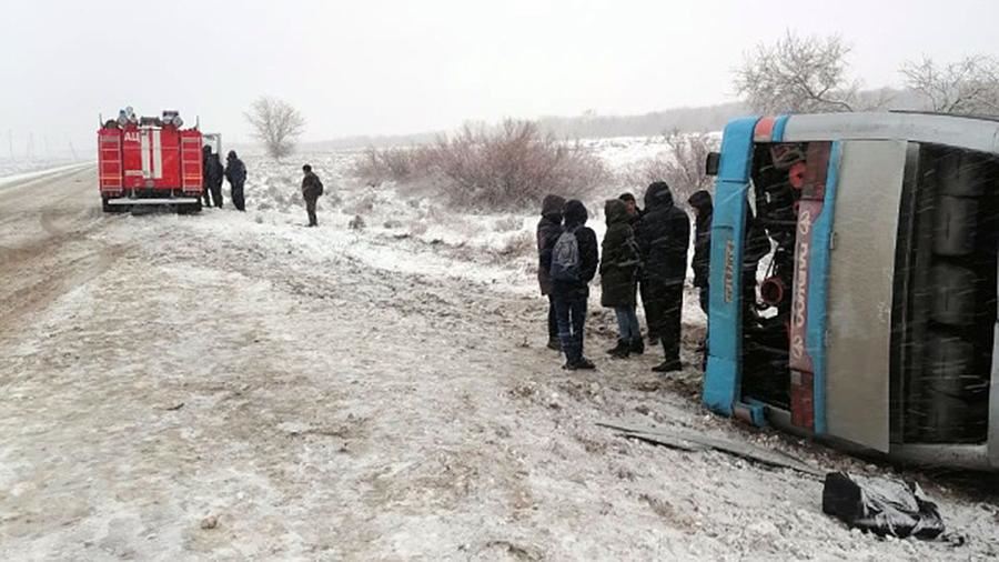 В Астраханской области опрокинулся автобус с работниками завода<br />
