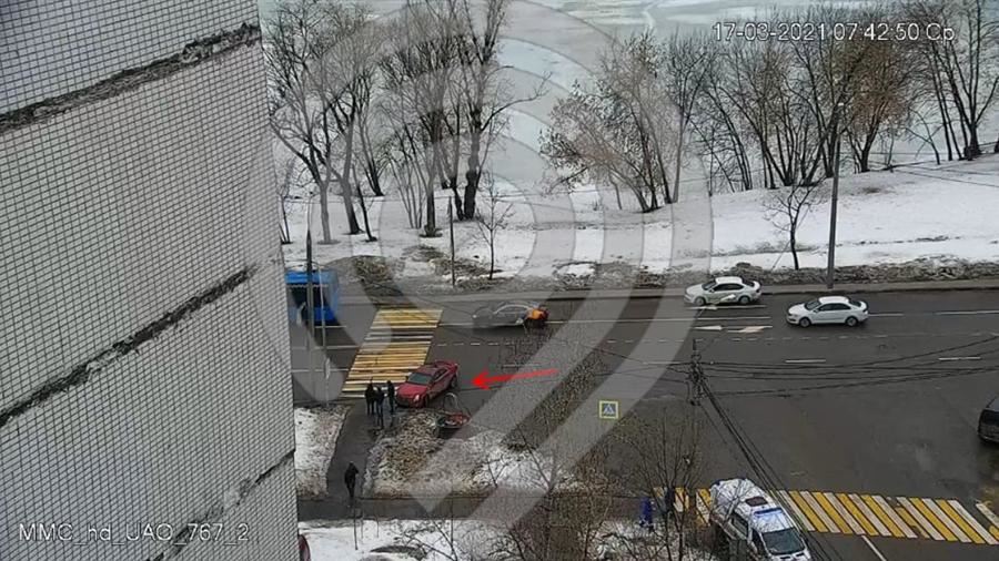 В  Москве автомобиль сбил трех человек на пешеходном переходе<br />
