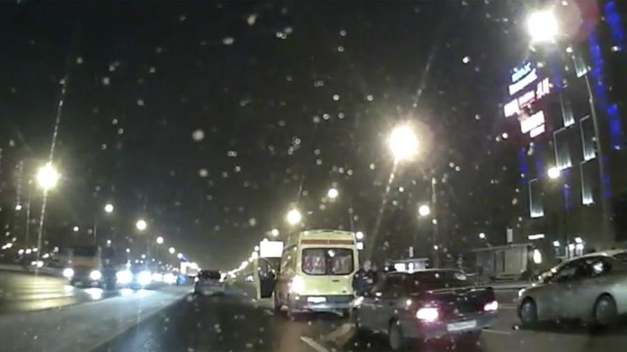В Сети появилось видео с открывшим стрельбу на дороге в Москве водителем скорой помощи<br />
