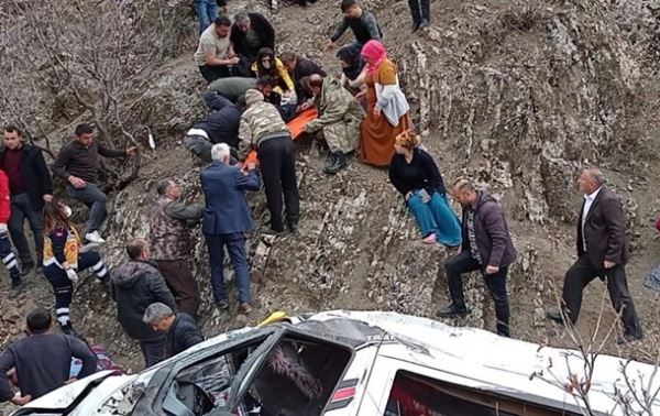 В Турции автобус сорвался со скалы, погибли дети